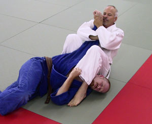 jujigatame-4 The Most Powerful Armlock in Judo -- Ude hishigi juji gatame (cross arm lock) 