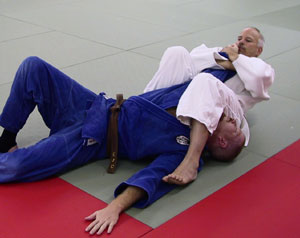 jujigatame-6 The Most Powerful Armlock in Judo -- Ude hishigi juji gatame (cross arm lock) 