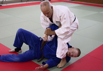 jujigatame-2 The Most Powerful Armlock in Judo -- Ude hishigi juji gatame (cross arm lock) 