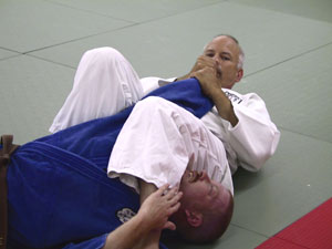 jujigatame-5 The Most Powerful Armlock in Judo -- Ude hishigi juji gatame (cross arm lock) 
