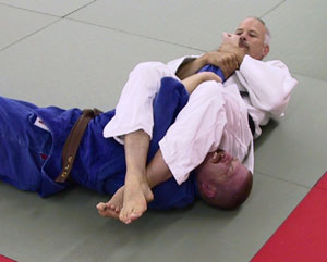 jujigatame-8 The Most Powerful Armlock in Judo -- Ude hishigi juji gatame (cross arm lock) 